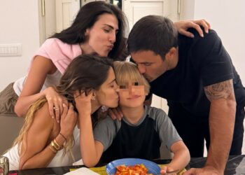 Giulia Salemi e Pierpaolo Pretelli raggiunti in vacanza dall'ex di lui Ariadna Romero: in Puglia da famiglia allargata coi bambini, ''desiderio realizzato''