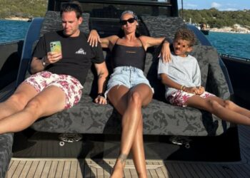 Le vacanze di Melissa Satta proseguono nella sua Sardegna: in barca col giovane compagno Carlo Beretta e il figlio Maddox, avuto dall'ex marito Boateng