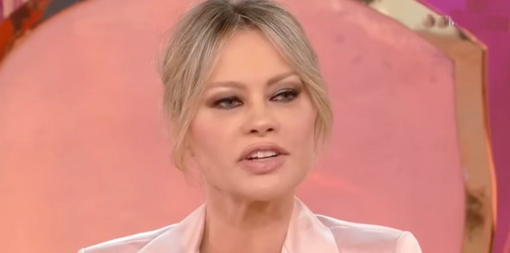 ''In fondo non dispiace a nessuno'': Anna Falchi nella bufera per le nuove parole in diretta sul catcalling, Caterina Balivo si dissocia e parla di molestie