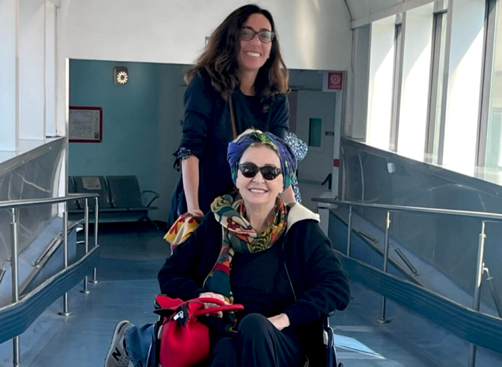 ''Mi sono nascosta per 4 mesi'': Enrica Bonaccorti rivela di avere un tumore con una foto in sedia a rotelle in ospedale ''Mi sono nascosta per 4 mesi'': Enrica Bonaccorti rivela di avere un tumore con una foto in sedia a rotelle in ospedale