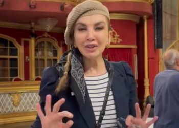 Milly Carlucci mostra il famoso lampadario di Ballando con le stelle