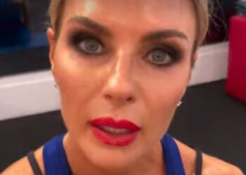 Martina Colombari disperata per le vesciche ai piedi