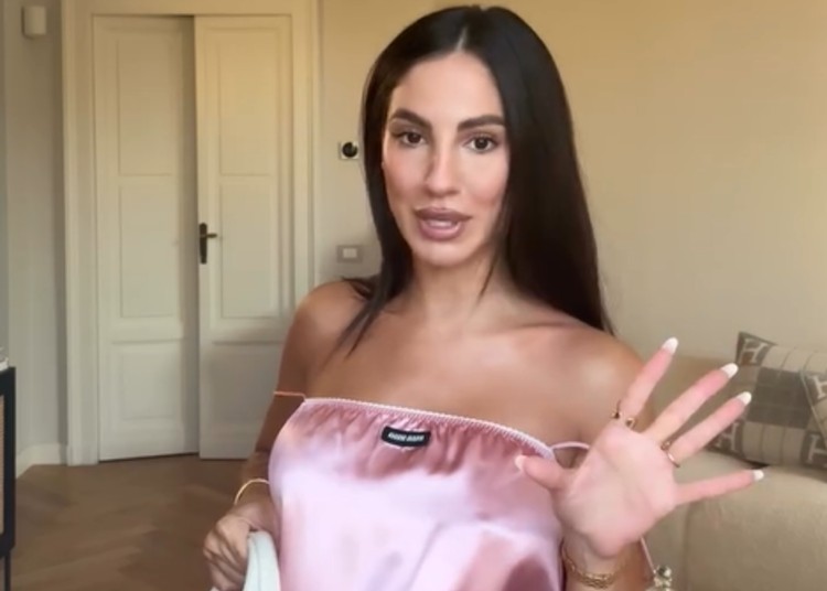 Giulia De Lellis mostra la borsa per l'ospedale in attesa dell'arrivo di Priscilla Giulia De Lellis mostra la borsa per l'ospedale in attesa dell'arrivo di Priscilla