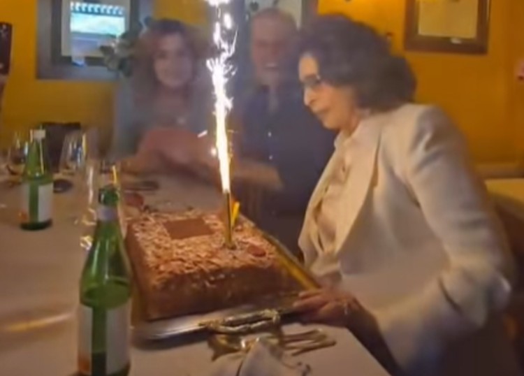 Sophia Loren al ristorante fa festa per i suoi 91 anni Sophia Loren al ristorante fa festa per i suoi 91 anni