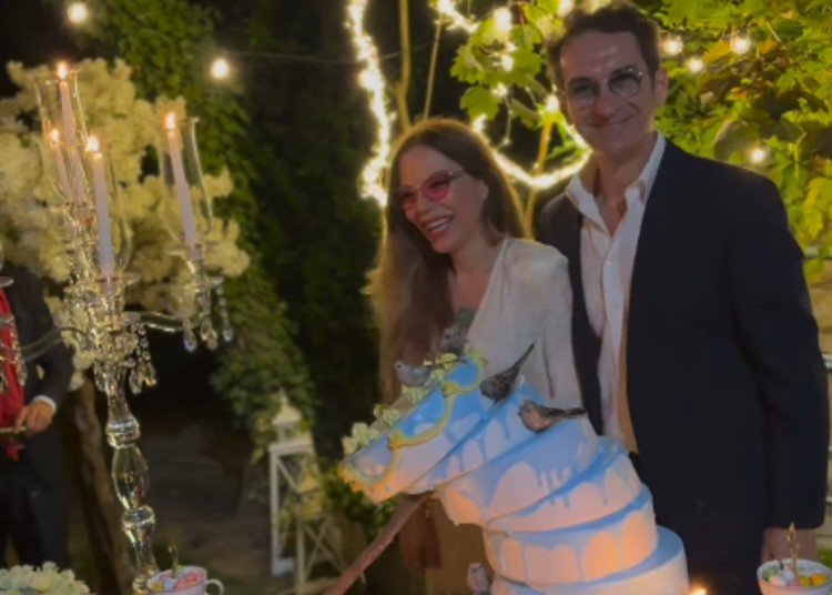 Le nozze di Naike Rivelli che si è sposata nella sua casa in Piemonte: guarda