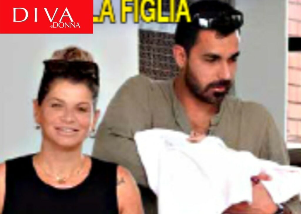 Alessandra Amoroso dopo il parto con la piccola Penelope: le prime foto della cantante mamma in giro col compagno Valerio Alessandra Amoroso dopo il parto con la piccola Penelope: le prime foto della cantante mamma in giro col compagno Valerio
