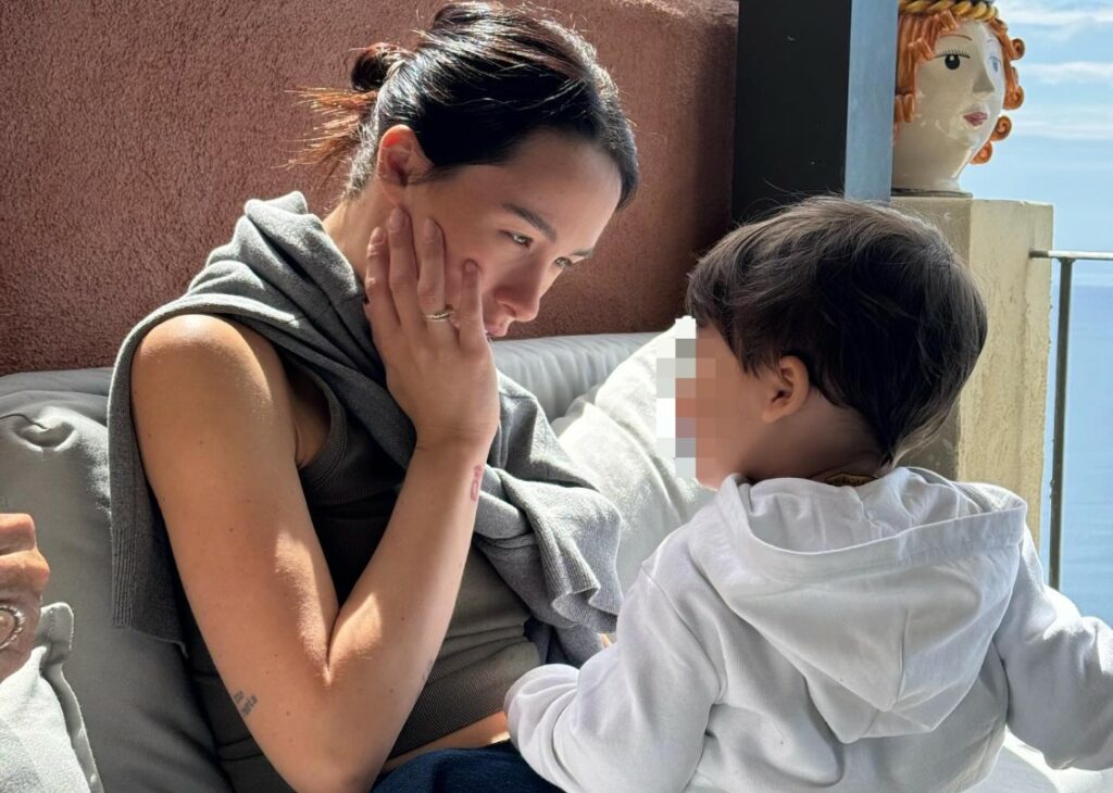 ''Il senso di colpa è il miglior amico di ogni madre'': Aurora Ramazzotti spiega perché non rinuncia a prendersi del tempo per sé anche da genitore