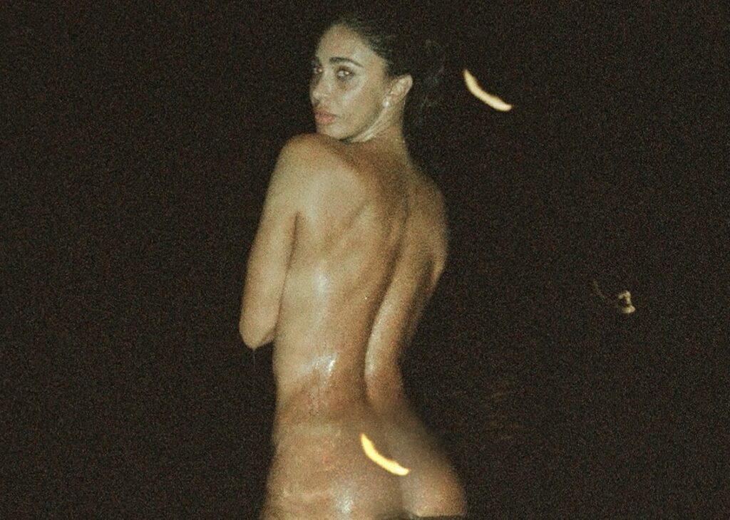 Belen pubblica foto mentre fa il bagno nuda di notte, pioggia di critiche nei commenti: guarda Belen pubblica foto mentre fa il bagno nuda di notte, pioggia di critiche nei commenti: guarda