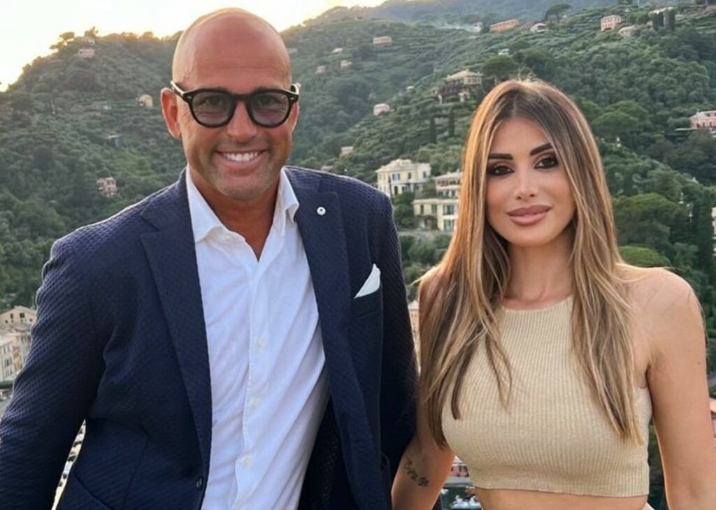 ''Ho investito nel mattone, oggi non lavoro e me la godo'': Stefano Bettarini parla della sua vita a Viareggio con la compagna che ha 22 anni meno di lui ''Ho investito nel mattone, oggi non lavoro e me la godo'': Stefano Bettarini parla della sua vita a Viareggio con la compagna che ha 22 anni meno di lui