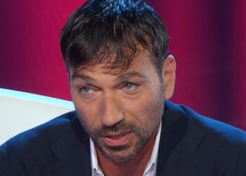 ''Posso morire in pochi secondi'': Costantino Vitagliano rivela che la sua malattia è una spada di Damocle, dovrà prendere farmaci a vita