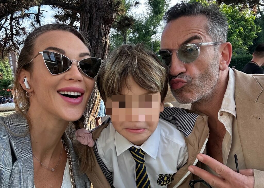 La 'iena' Matteo Viviani e l'ormai ex moglie ed ex Letterina Ludmilla Radchenko di nuovo insieme per accompagnare i figli al primo giorno di scuola privata La 'iena' Matteo Viviani e l'ormai ex moglie ed ex Letterina Ludmilla Radchenko di nuovo insieme per accompagnare i figli al primo giorno di scuola privata