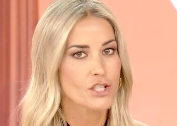 Elena Santarelli rivela perché un messaggio privato ricevuto da un fan le ha fatto smettere di pubblicare foto dei figli sui social: ''Era una sera del 2017''