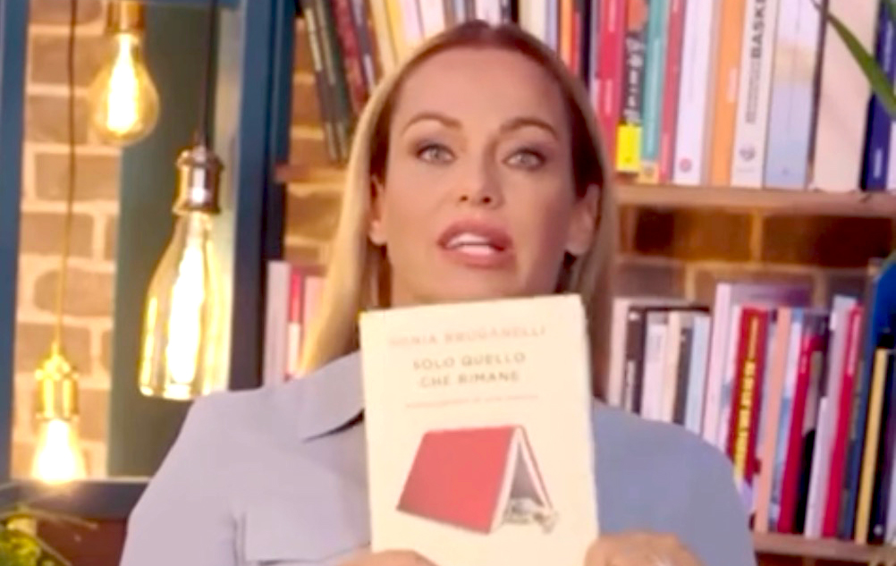 ''Dentro ci sono le mie gioie e i miei dolori'', Sonia Bruganelli annuncia l'uscita del suo libro mostrando orgogliosa la copertina: titolo e data ''Dentro ci sono le mie gioie e i miei dolori'', Sonia Bruganelli annuncia l'uscita del suo libro mostrando orgogliosa la copertina: titolo e data