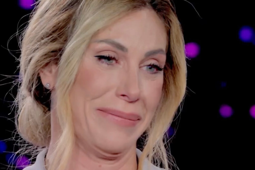 ''Mia madre è allettata in ospedale, un vegetale'': Paola Caruso in lacrime in tv, nuova tragedia nella sua vita