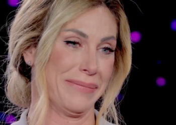 ''Mia madre è allettata in ospedale, un vegetale'': Paola Caruso in lacrime in tv, nuova tragedia nella sua vita