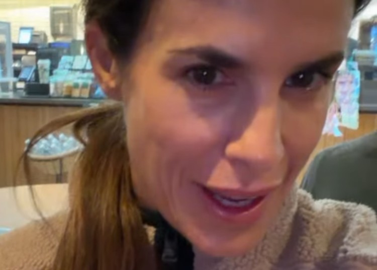 Elisabetta Canalis al mattino esce solo con il cane grande