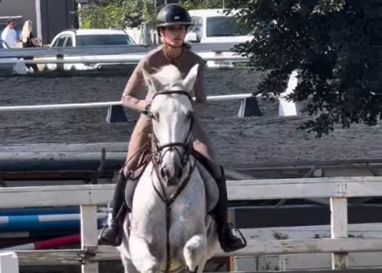 Elisabetta Canalis mostra la sua passione per l'equitazione Elisabetta Canalis mostra la sua passione per l'equitazione
