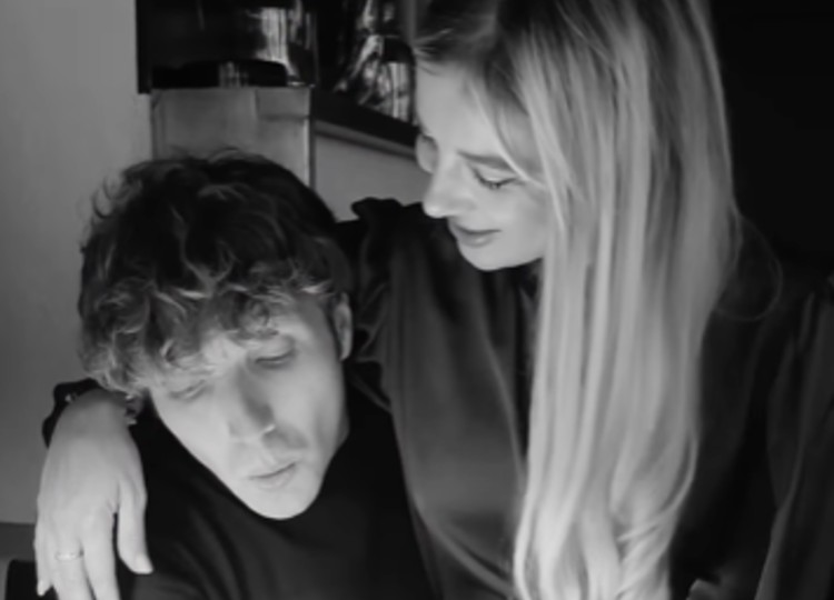 Paolo Ciavarro a cena per il compleanno con la moglie Clizia Incorvaia Paolo Ciavarro a cena per il compleanno con la moglie Clizia Incorvaia