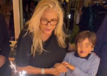 Mara Venier festeggia 75 anni nel suo attico a Roma con la famiglia e gli amici vip