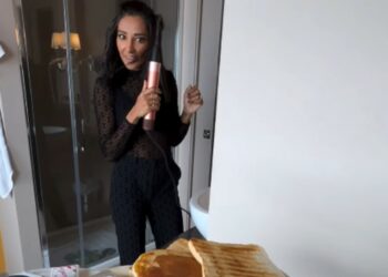 Edoardo Stoppa porta la colazione in camera a Juliana Moreira