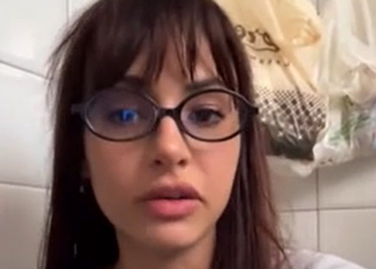 La figlia di Benedetta Parodi non sa accendere il fornello della cucina La figlia di Benedetta Parodi non sa accendere il fornello della cucina