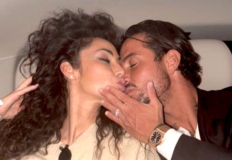 Raffaella Fico ufficializza il nuovo amore! Il bacio col calciatore più giovane e il gesto della figlia Pia Balotelli Raffaella Fico ufficializza il nuovo amore! Il bacio col calciatore più giovane e il gesto della figlia Pia Balotelli