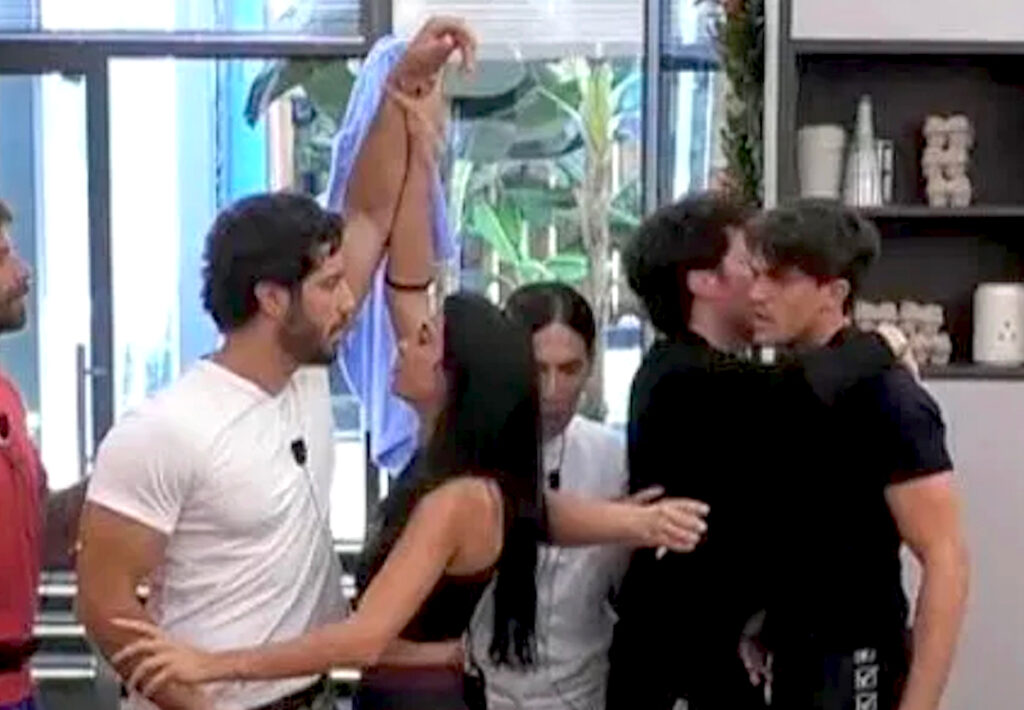 Due concorrenti del Grande Fratello 2025 arrivano quasi alle mani: i coinquilini li separano, la regia cambia inquadratura, immagini e cosa è successo Due concorrenti del Grande Fratello 2025 arrivano quasi alle mani: i coinquilini li separano, la regia cambia inquadratura, immagini e cosa è successo