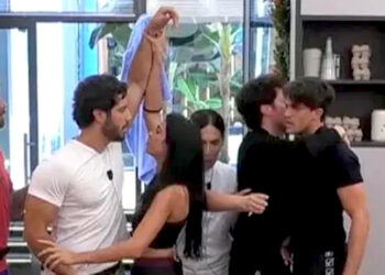 Due concorrenti del Grande Fratello 2025 arrivano quasi alle mani: i coinquilini li separano, la regia cambia inquadratura, immagini e cosa è successo