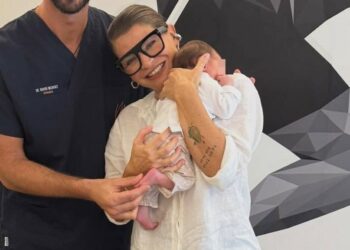 Alessandra Amoroso porta la figlia Penelope, di soli 25 giorni, dall'osteopata: la dolcissima foto
