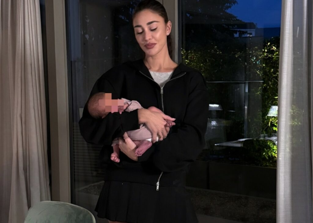 ''Con Clarita è stato strano'': Belen Rodriguez parla della nipotina, la figlia della sorella Cecilia ''Con Clarita è stato strano'': Belen Rodriguez parla della nipotina, la figlia della sorella Cecilia