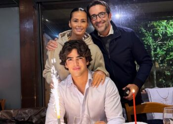 Il figlio di Samantha De Grenet e Luca Barbato festeggia 20 anni con due torte: foto