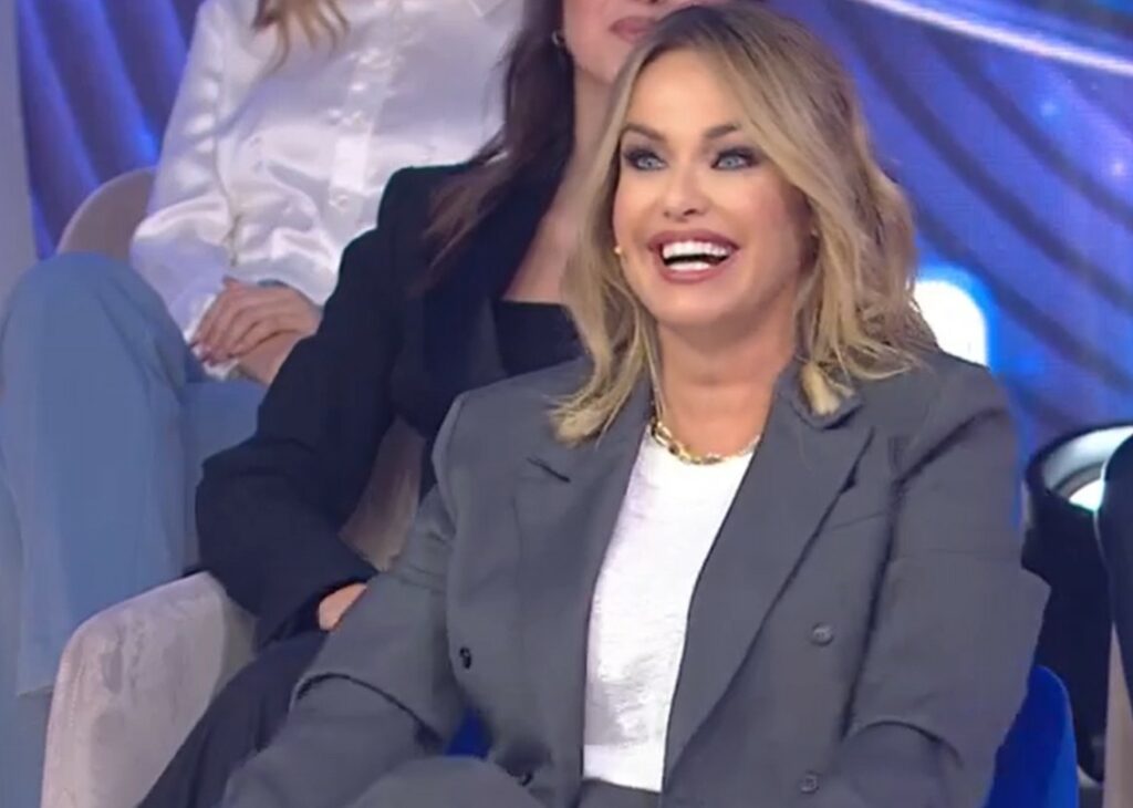 Sonia Bruganelli si riprende il GF da opinionista (aggiunta) e in diretta tv balla pure la Zumba: guarda Sonia Bruganelli si riprende il GF da opinionista (aggiunta) e in diretta tv balla pure la Zumba: guarda