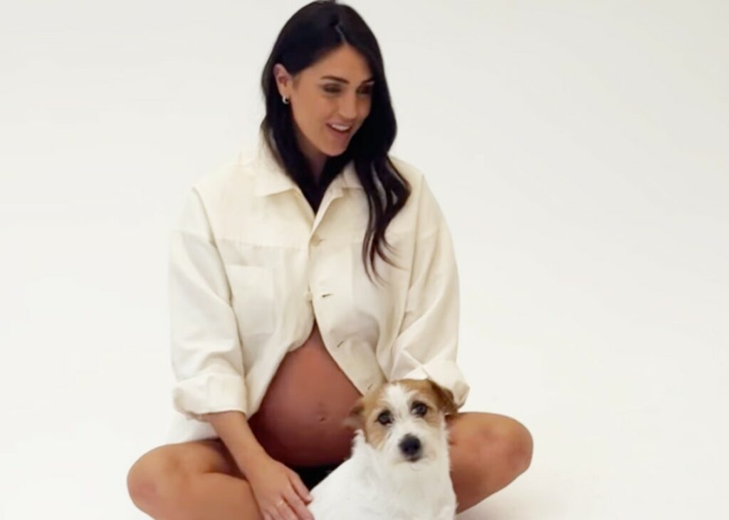 ''Oggi un lavoro speciale'': Cecilia Rodriguez si regala uno shooting con pancione di 9 mesi, le immagini