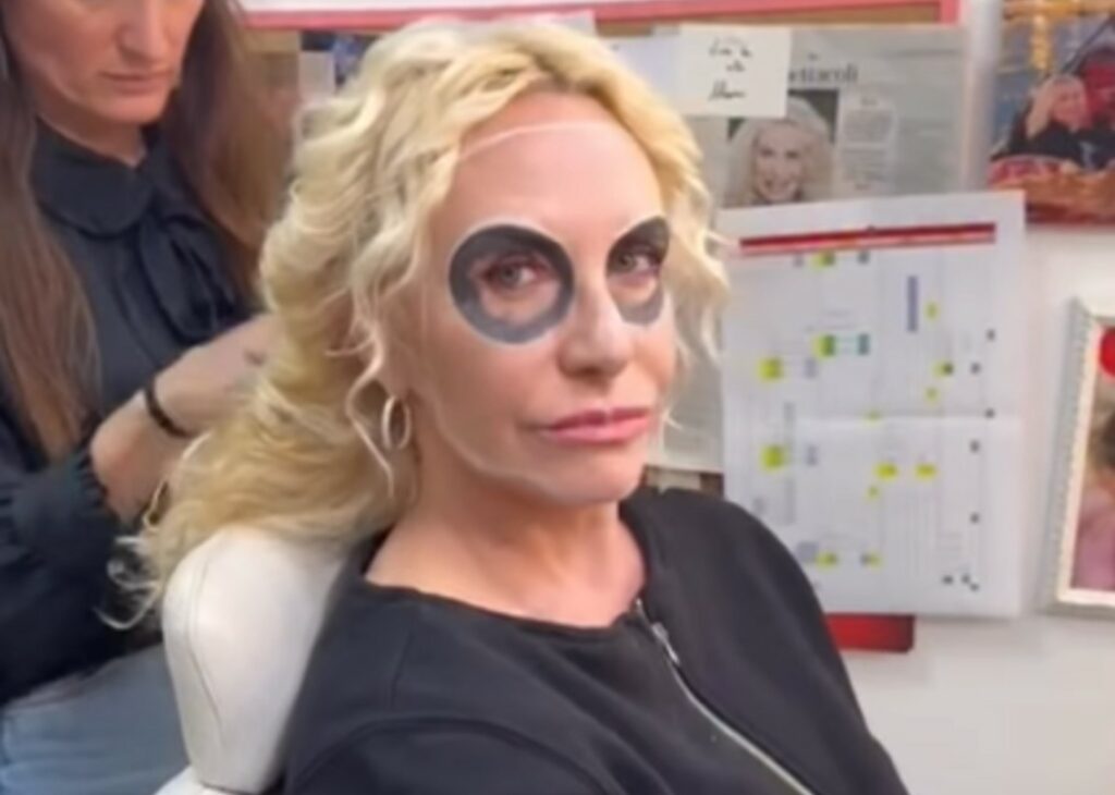 Antonella Clerici per Halloween conduce 'E' sempre mezzogiorno' travestita da donna teschio, personaggio de Los dias de los muertos Antonella Clerici per Halloween conduce 'E' sempre mezzogiorno' travestita da donna teschio, personaggio de Los dias de los muertos