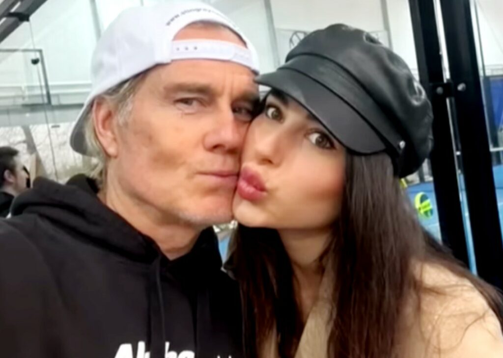 ''Lui 61 e lei 27, per gli altri tutto ruota attorno a questo'': Jimmy Ghione parla per la prima volta della giovanissima fidanzata ''Lui 61 e lei 27, per gli altri tutto ruota attorno a questo'': Jimmy Ghione parla per la prima volta della giovanissima fidanzata