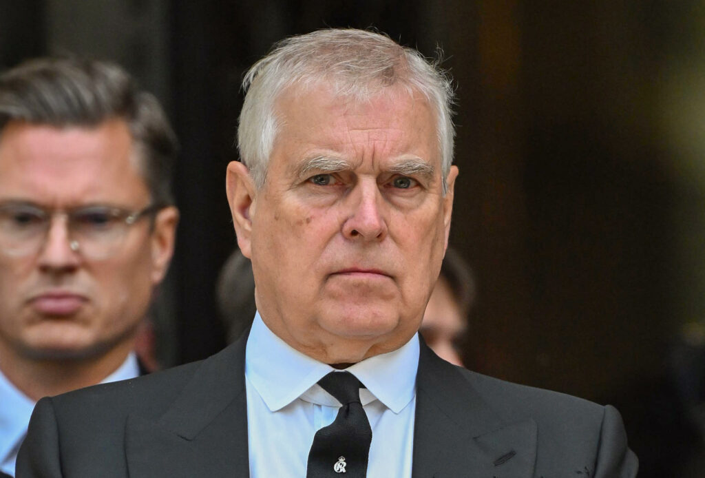 Re Carlo umilia il fratello Andrea: il secondogenito della Regina Elisabetta perde la casa e il titolo di Principe con cui è nato, ecco come si chiamerà da oggi Re Carlo umilia il fratello Andrea: il secondogenito della Regina Elisabetta perde la casa e il titolo di Principe con cui è nato, ecco come si chiamerà da oggi