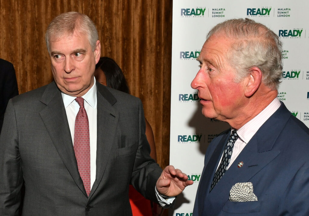 ''Mi ritiro dalla vita pubblica'': il Principe Andrea cede al fratello Re Carlo e perde il titolo di Duca dopo le nuove scioccanti rivelazioni