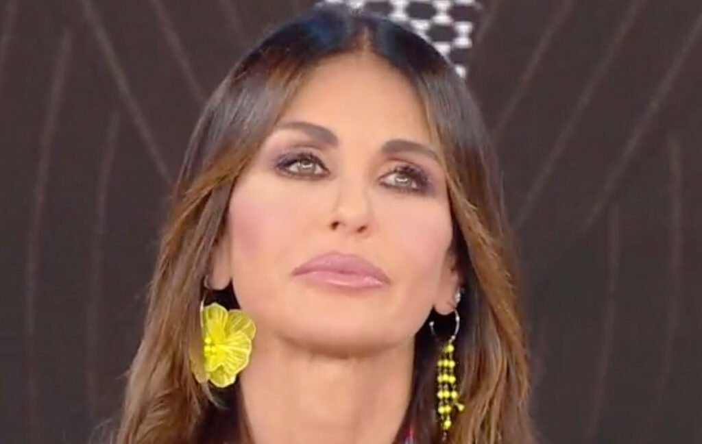 ''Sono disperata, la protesi sta uscendo, è disastroso'': l’ex Miss Italia Arianna David fa preoccupare la Balivo in diretta tv ''Sono disperata, la protesi sta uscendo, è disastroso'': l’ex Miss Italia Arianna David fa preoccupare la Balivo in diretta tv