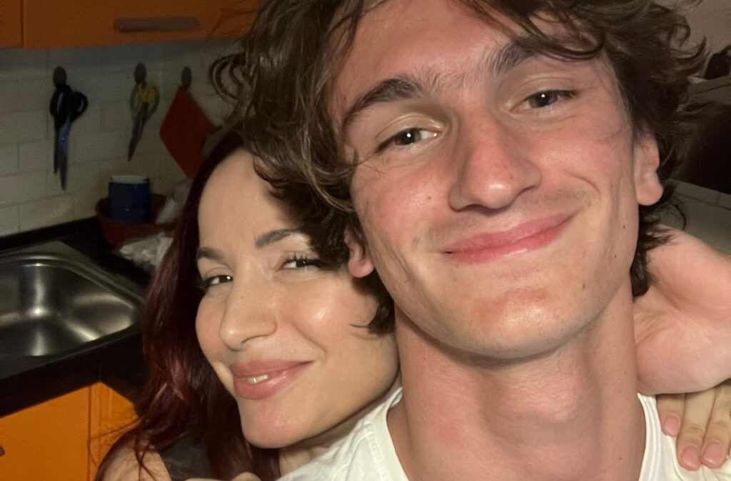 E’ morto a soli 18 anni il fratello di Andrea Delogu: una tragedia immane colpisce la conduttrice e concorrente di 'Ballando' E’ morto a soli 18 anni il fratello di Andrea Delogu: una tragedia immane colpisce la conduttrice e concorrente di 'Ballando'