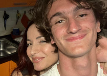 E’ morto a soli 18 anni il fratello di Andrea Delogu: una tragedia immane colpisce la conduttrice e concorrente di 'Ballando'