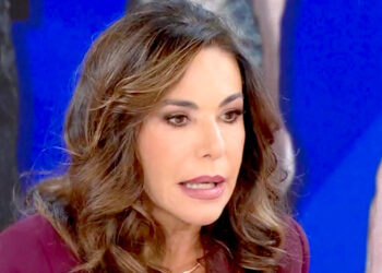 Emanuela Folliero torna a parlare di quando scoprì che l’ex fidanzato la tradiva con una donna trans e rivela cosa fece quando lui la ricontattò