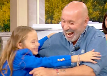 Il comico Maurizio Battista per la prima volta in tv con la figlia Anna, avuta a quasi 60 anni: ''A volte mi scambiano per il nonno''