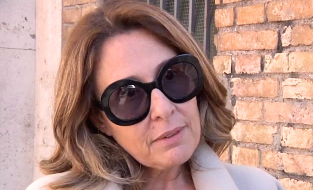 ''Sono devastata, eravamo impreparati, non si muore così a 69 anni'': la figlia di Peppe Vessicchio provata, appare in tv nel giorno del funerale del padre ''Sono devastata, eravamo impreparati, non si muore così a 69 anni'': la figlia di Peppe Vessicchio provata, appare in tv nel giorno del funerale del padre