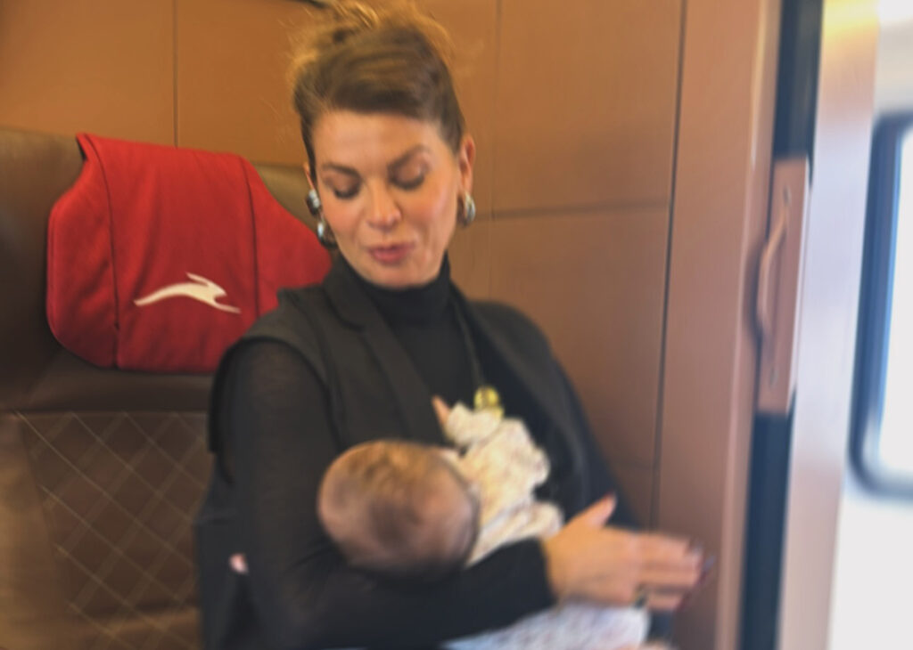 Alessandra Amoroso mamma dolcissima in treno con in braccio la figlia Penelope di 2 mesi e mezzo: la foto Alessandra Amoroso mamma dolcissima in treno con in braccio la figlia Penelope di 2 mesi e mezzo: la foto