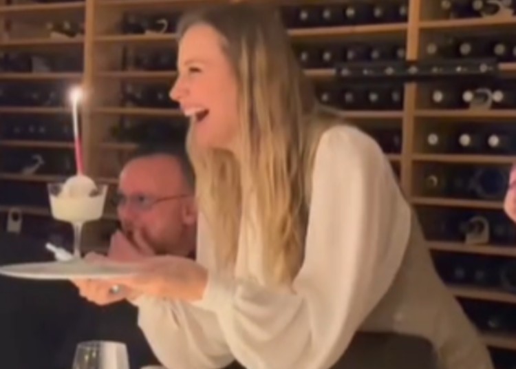 Gigi D'Alessio festeggia la compagna Denise Gigi D'Alessio festeggia la compagna Denise