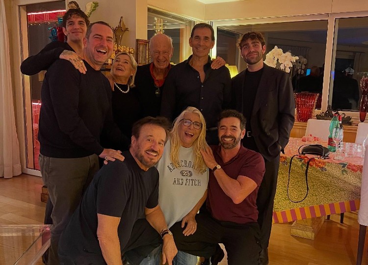 Mara Venier cucina a casa sua per gli amici vip prima di Natale