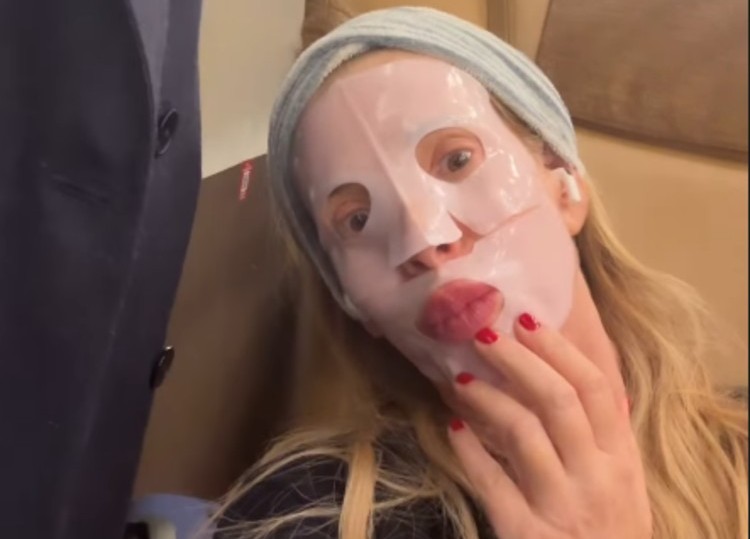 Alessia Marcuzzi in treno con la maschera per il viso Alessia Marcuzzi in treno con la maschera per il viso