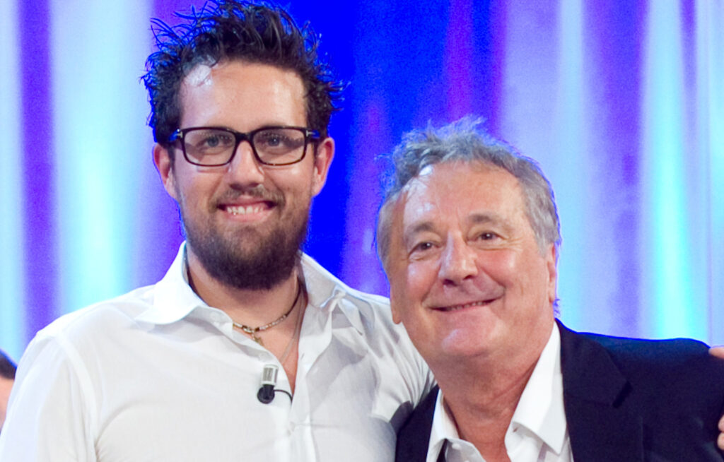 Enzo Iacchetti annuncia emozionato che diventerà nonno per la prima volta a 73 anni: genere del nipotino e quando nasce