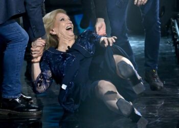 Iva Zanicchi cade a Belve: durante la registrazione la cantante 85enne finisce in terra, foto