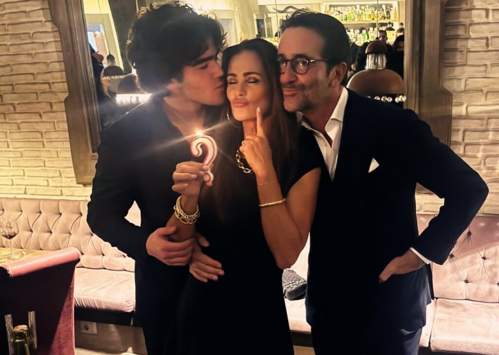 Samantha De Grenet festeggia 55 anni: il marito e il figlio le organizzano un party a sorpresa, foto Samantha De Grenet festeggia 55 anni: il marito e il figlio le organizzano un party a sorpresa, foto